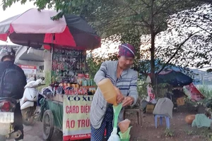 Ngán cảnh chờ đợi ở cây xăng, nhiều người mua xăng lẻ 30.000 đồng/lít 