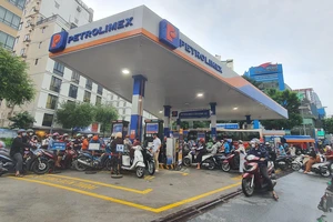 Xăng tăng giá trở lại, các cửa hàng vẫn đông nghẹt người mua