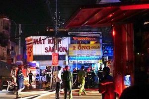 1 cửa hàng decal xe máy ở quận 8 cháy dữ dội