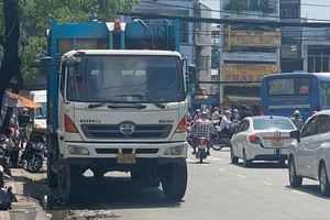 Tai nạn liên hoàn giữa xe rác, xe khách và 2 xe máy ở quận 8