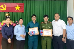 Khen thưởng chiến sĩ dân quân bắt cướp 