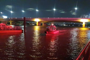 Xuyên đêm lặn tìm người đàn ông nhảy cầu Sài Gòn mất tích