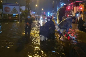 Mưa lớn ở TP.HCM, đường ngập nửa mét, hàng trăm người vật vã trong mưa 