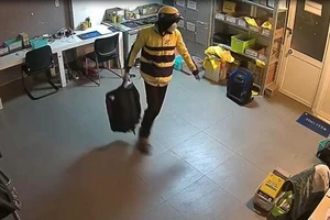 TP.HCM: Bắt nhanh thanh niên mặc áo xe ôm đột nhập kho hàng trộm 36 iPhone