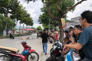 Bình Thạnh: Đang đi bộ sang đường thì bị xe phân khối lớn tông tử vong