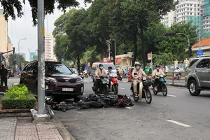 Ô tô tông gãy 2 biển báo, lao vào xe máy đang dừng ở Bình Thạnh 