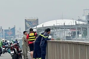 Một phụ nữ 61 tuổi bỏ lại xe máy rồi nhảy cầu Sài Gòn mất tích