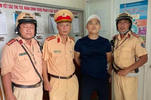 CSGT Nam Sài Gòn khống chế kẻ nghi ngáo đá cầm dao đuổi người dân 