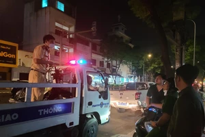 Bình Thạnh: 1 người ngã ra đường tử vong khi đang chạy xe