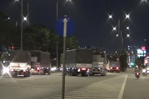 Xe tải 'bò' 5 km/h trên đại lộ Võ Văn Kiệt trước giờ vào nội đô