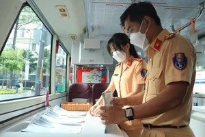 TP.HCM: Người nước ngoài tiếp cận luật giao thông ở sân bay, xe buýt