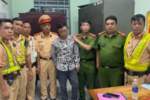 CSGT TP.HCM phát hiện thanh niên giấu gói nghi ma túy trong điện thoại