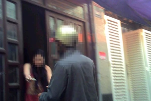 Công an mời làm việc 2 người trong 'con hẻm 4 người bán ma túy’ 