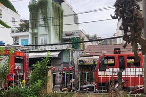 TP.HCM: Cứu 1 phụ nữ kẹt trong nhà đang cháy ở hẻm sâu