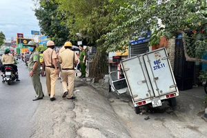 Xe tải gây tai nạn, tông CSGT rồi lao vào nhà dân ở Bình Thạnh