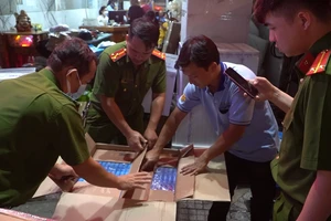 Hàng chục nghìn bao thuốc lá nghi nhập lậu nằm trên vỉa hè quận 1 