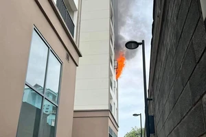 Cháy chung cư ở quận 6, nhiều người thoát nạn 