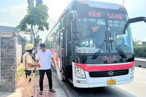 CSGT Bình Triệu kiểm tra nhiều xe khách trên Quốc lộ 1A