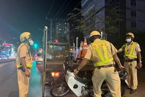 Thấy chốt kiểm tra nồng độ cồn, lái xe liền chạy trốn vào hẻm