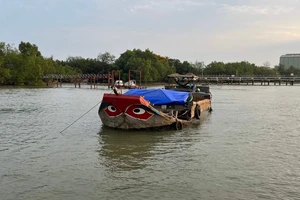 Cảnh sát đường thủy TP.HCM nhiều giờ truy bắt nhóm trộm cát trên sông Đồng Nai 