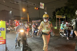 Say đứng không vững nhưng đòi kiểm tra máy đo nồng độ cồn của CSGT 