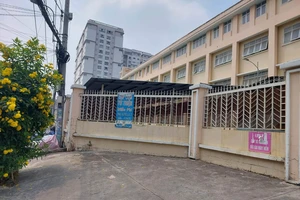 Đánh nhau trước cổng trường ở Bình Thạnh, 2 người bị thương