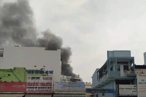 Cháy căn nhà trong hẻm sau tiếng nổ ở Bình Thạnh