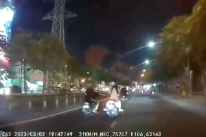 Camera ghi cảnh 2 thanh niên giật túi xách người đi đường ở quận 6