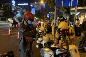 Bị CSGT kiểm tra nồng độ cồn, người vi phạm bỏ luôn xe máy