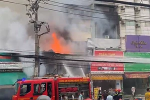 Phát hiện 1 người chết trong vụ cháy dãy nhà gần bến xe miền Đông cũ 