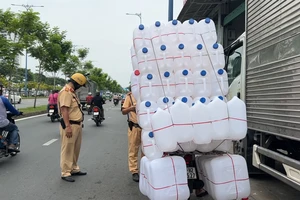 Phạt hàng loạt xe tự chế chở hàng cồng kềnh trên đường Võ Văn Kiệt