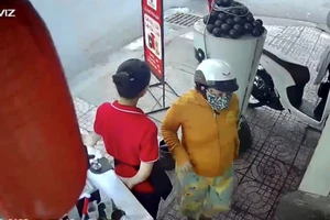 1 phụ nữ đi nhờ nhà vệ sinh quán nước rồi trộm luôn điện thoại 