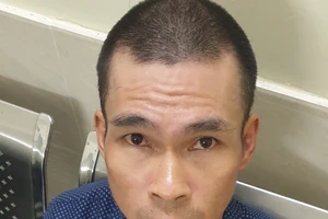 Trốn trong nhà vệ sinh nhà hàng, trói bảo vệ để trộm tài sản