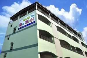 Bé gái sơ sinh bị bỏ trước cổng trường mẫu giáo ở TP.HCM