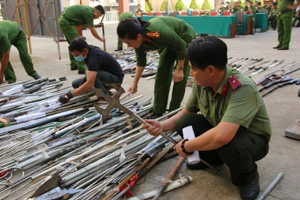 TP.HCM: Công an Quận 8 tiêu hủy hàng loạt vũ khí