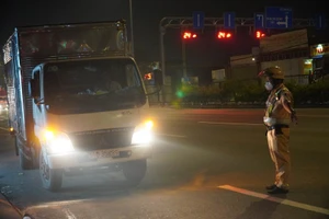 Tài xế chở quá tải: ‘Chủ xe kêu sao thì chở vậy’ 