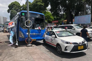 Xe buýt tông liên hoàn vào nhiều ô tô ở Bình Thạnh