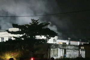 Cháy cơ sở kinh doanh mút xốp ở Quận 8