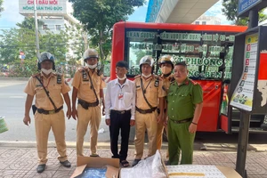 1 xe buýt nghi chuyển thuốc lá lậu 