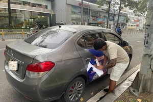 CSGT TP.HCM xử phạt nhiều ô tô dán quảng cáo cho vay, tín dụng đen 