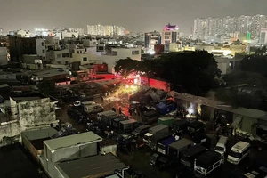 Vụ cháy kho vải vụn ở Tân Phú: Kịp cứu hơn 20 ô tô đỗ sát kho