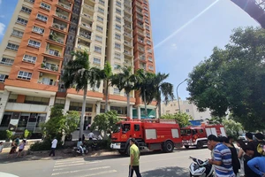 Cháy căn hộ chung cư ở quận 8, hàng chục người tháo chạy 
