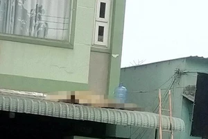 Người đàn ông tử vong trên mái nhà nghi bị điện giật ở Bình Thạnh 