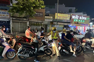 Uống rượu rum nhưng không biết có cồn, bị CSGT phạt 2,5 triệu đồng