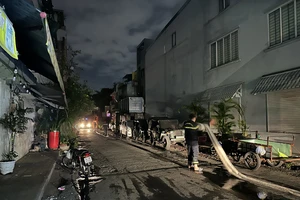 Bình Thạnh: Cháy lớn kho hàng công ty điện tử lúc nửa đêm