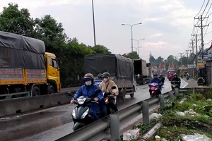 Nhiều xe máy chạy ngược chiều thành đoàn trên quốc lộ 1A, bất chấp nguy hiểm