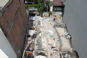 Vụ sập nhà 4 tầng ở Bình Thạnh: Nhà bên cạnh cũng đang nghiêng