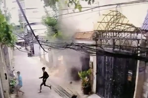 Camera ghi cảnh nhà 4 tầng đổ sập ở Bình Thạnh 