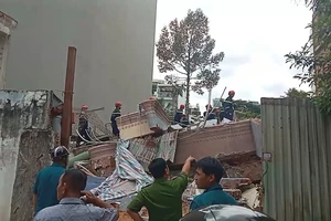 Lực lượng chức năng đang tìm kiếm các nạn nhân trong căn nhà bị sập ở Bình Thạnh