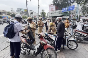 Xử phạt nhiều học sinh ở TP.HCM điều khiển xe máy khi chưa đủ tuổi